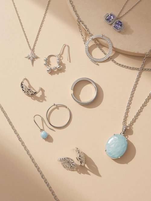 Accesorios de plata con un fondo calido